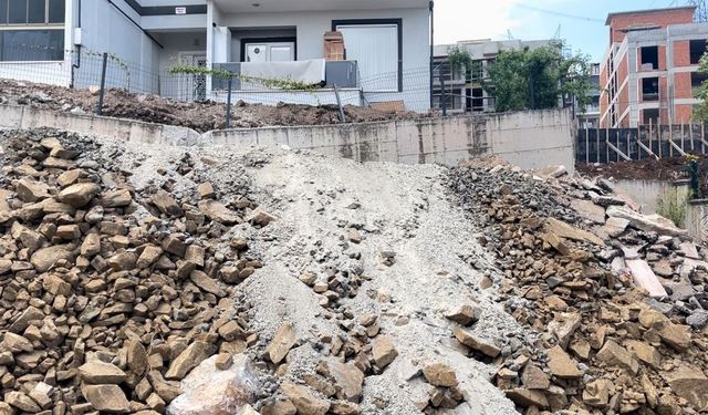 Tahliye edilen binanın önündeki istinat duvarına 'geçici dolgu'