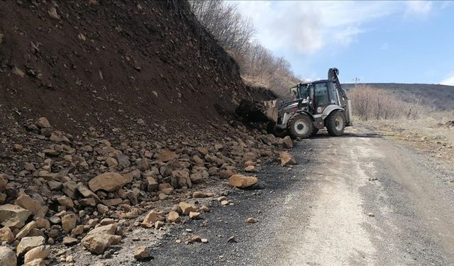 Toprak kayması ve selden zarar gören köylere yardım için mesai yapıyorlar