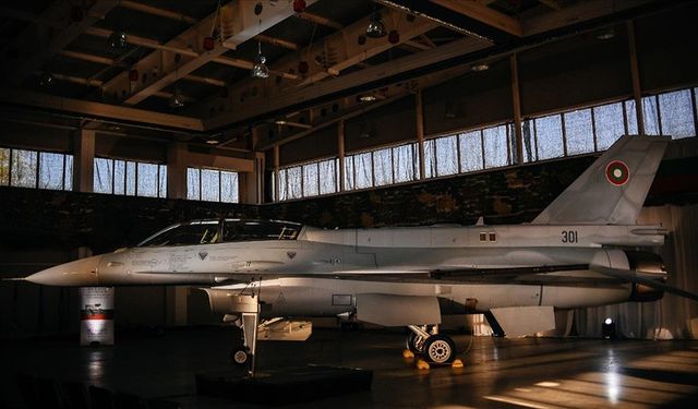 Bulgaristan'ın ABD'den sipariş ettiği F-16'ların ilki törenle karşılandı