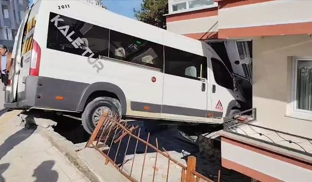 Çorum'da okul servisinin evin balkonuna girmesi sonucu 2 öğrenci yaralandı