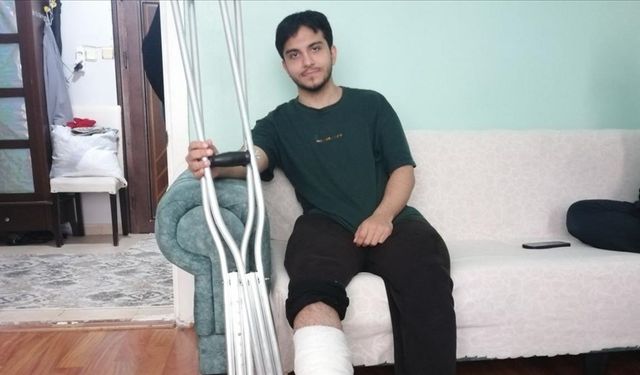 Depremde pencereden otomobilin üstüne atlayan genç yaşadıklarını anlattı