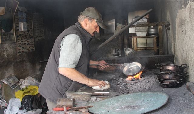 Baba mesleği kalaycılığı yarım asrı aşkındır aynı dükkanda sürdürüyor