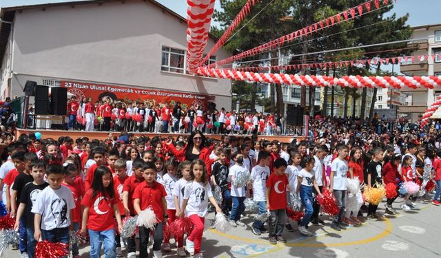 Çubuk'ta 23 Nisan Ulusal Egemenlik ve Çocuk Bayramı kutlandı