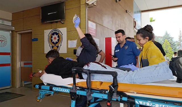 Sokakta tartıştığı kişiyi sırtından bıçakladı