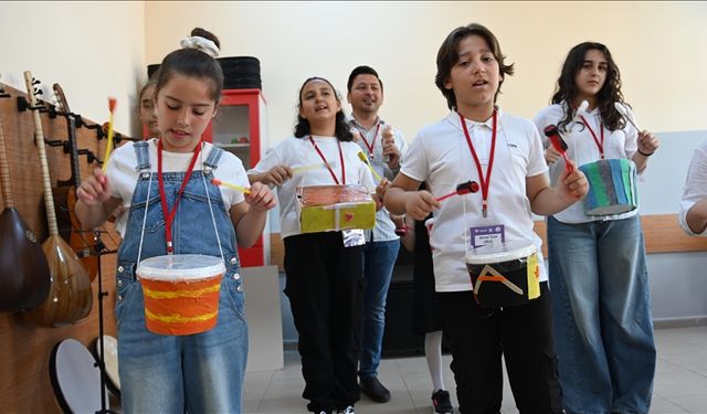 Çevreye duyarlı öğrenciler geri dönüşüm malzemelerinden enstrümanlar yaparak orkestra kurdu