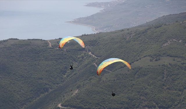 Uçmakdere hafta sonu yamaç paraşütü tutkunlarını ağırlıyor