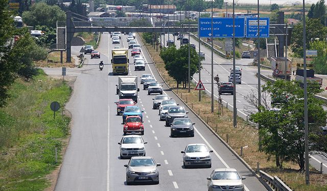 Bayram tatilinden dönen sürücüler, yoğunluk oluşturuyor