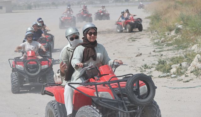 Yerli turistler Bayram tatilinde Kapadokya'yı doldurdu