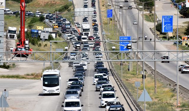 "Kilit kavşak" Kırıkkale'de bayram tatili dönüşü hareketliliği devam ediyor