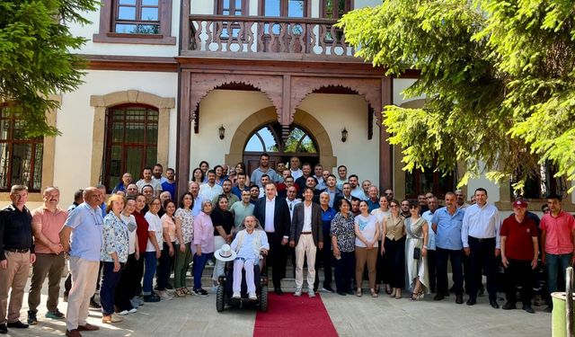Nallıhan Belediye Başkanı Ertunç Güngör personeliyle bayramlaştı