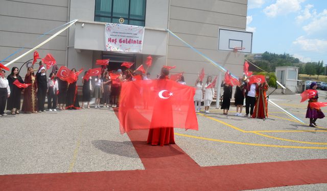 Kahramankazanlı öğrencilerden yıl sonu defilesi ve sergisi