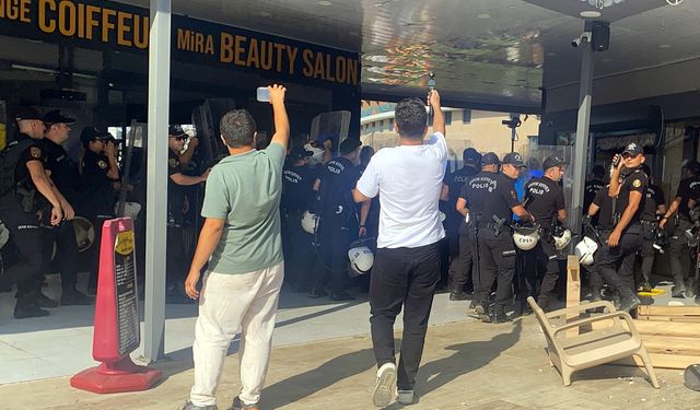 Antalya'da kaçak yapıların yıkımında arbede; kendilerini yakmaya çalışıp, iş makinelerinin önüne yattılar