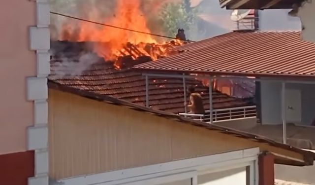 Bartın'da odunlukta başlayan yangında 2 ev kullanılamaz hale geldi