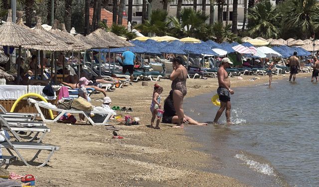 Bodrum'da hava sıcaklığı 40 dereceyi gördü, sahiller ve havuz başları doldu