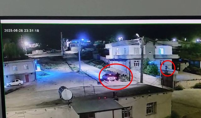 Evinin bahçesindeki kadının husumetlileri tarafından öldürüldüğü silahlı saldırı kamerada