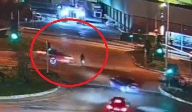 Otomobilin çarptığı motosikletli yaralandı; kaza kamerada