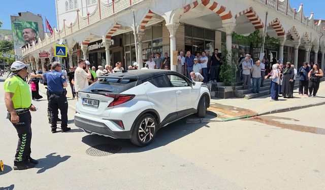 Fren yerine gaza bastığı otomobil, yayalara çarptı; gözyaşlarını tutamadı