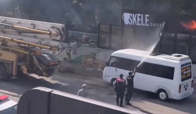 Yangın söndürme çalışmalarına polisler de hortumla müdahale etti