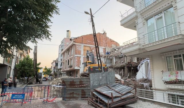 Çöken binanın yıkımına devam edilirken elektrik ve internet kabloları koptu