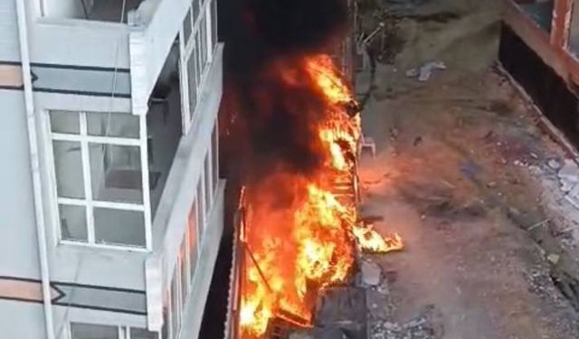 Bağcılar’da izolasyon malzemeleri yandı, 3 katlı binada hasar oluştu