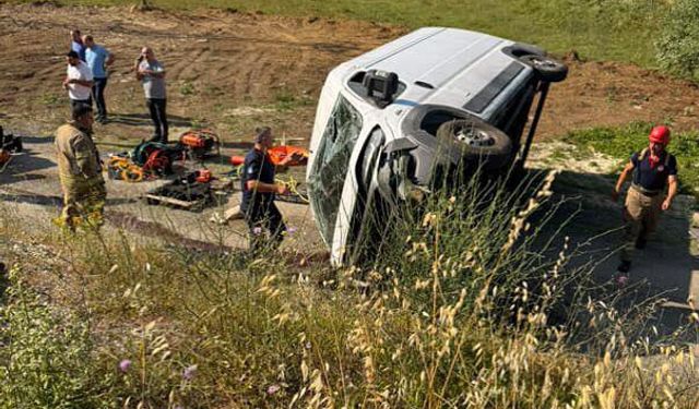 Çatalca'da bariyere çarpan minibüs takla attı: 1 ölü
