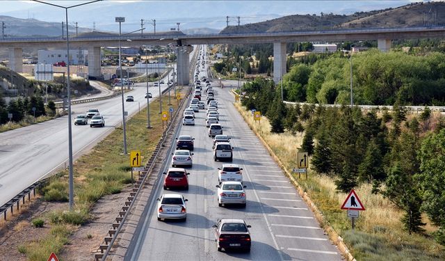 İçişleri Bakanı Yerlikaya'dan sürücülere "yorgun ve uykusuz yola çıkmayın" uyarısı