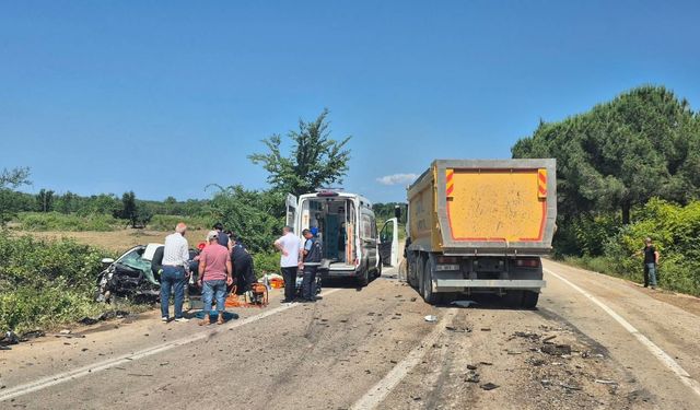 Kamyonla çarpışan otomobilde sıkışan sürücü ağır yaralandı