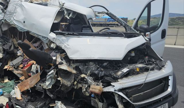 Karavan, otoyolda kamyona çarptı; 1 ölü, 1 yaralı