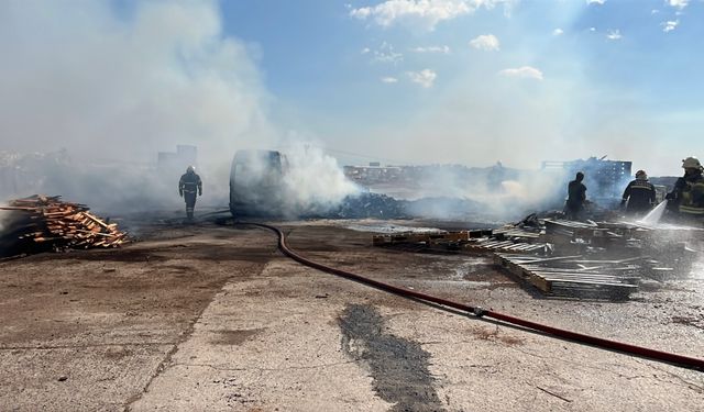 Palet imalathanesinin depolama sahasındaki yangında minibüs yandı