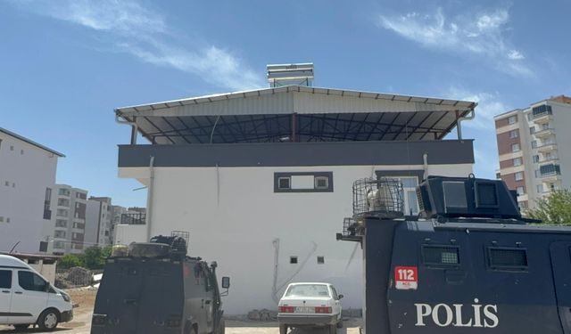 Tartıştığı babasını, başına çekiçle vurarak ağır yaraladı