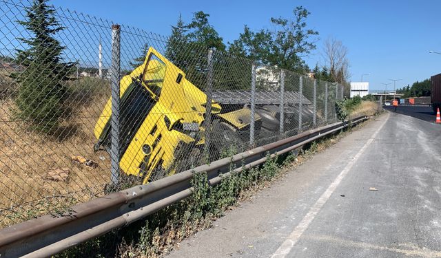 TEM'de TIR, su kanalına devrildi
