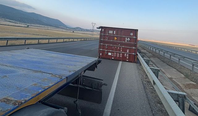 TIR'ın dorsesindeki konteyner, yola devrildi