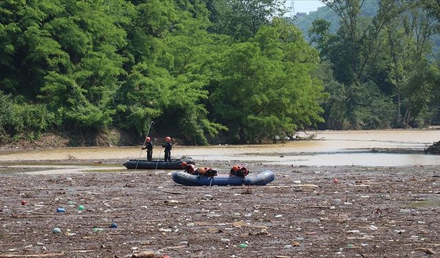 Trabzon'da taşkında kaybolan kişiyi arama çalışmalarına devam edildi