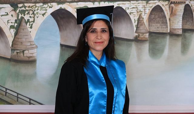 Kızına örnek olmak isteyen 48 yaşındaki kadın üçüncü üniversitesini tamamladı