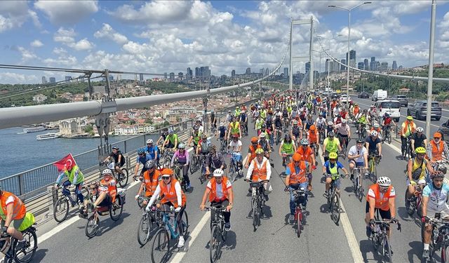 İstanbullular çevre ve trafik farkındalığı için Avrupa'dan Asya'ya pedal bastı