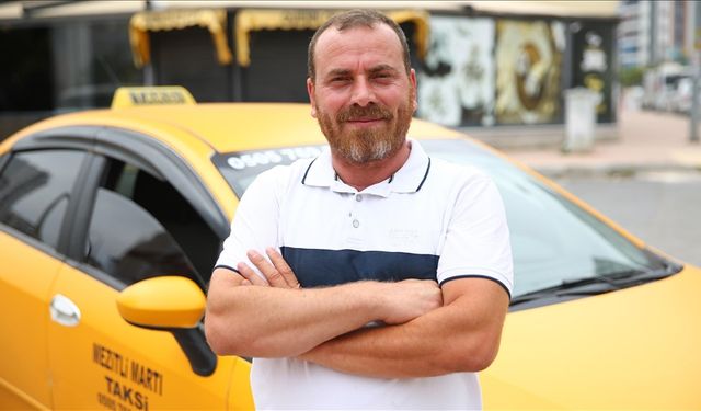 El freni çekilmediği için hareket eden otomobili taksici durdurdu