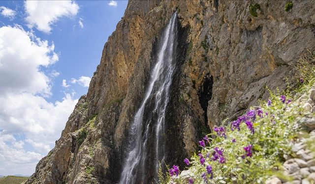 Tunceli'deki Kırkmerdiven Şelaleleri yaz sezonunda turizmi hareketlendiriyor