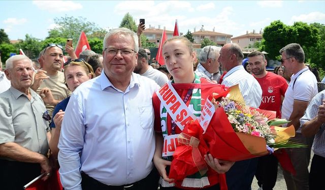 Avrupa şampiyonu milli güreşçi Eylem Engin, memleketinde coşkuyla karşılandı