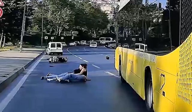 Eyüpsultan'da İETT otobüsünün üzerinde 3 kişi bulunan motosiklete çarpması kamerada