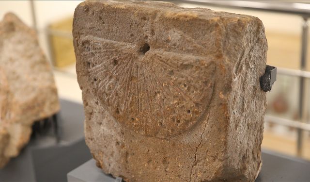 Ani'deki kazılarda bulunan yaklaşık 1000 yıllık güneş saati görücüye çıktı
