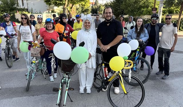 Nişanlı çift, gürültü kirliliğine dikkati çekmek için bisikletlilerle konvoy oluşturdu
