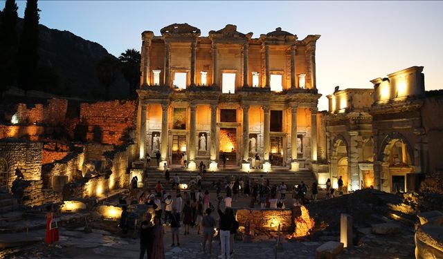 Efes Antik Kenti'nde gece müzeciliği başladı