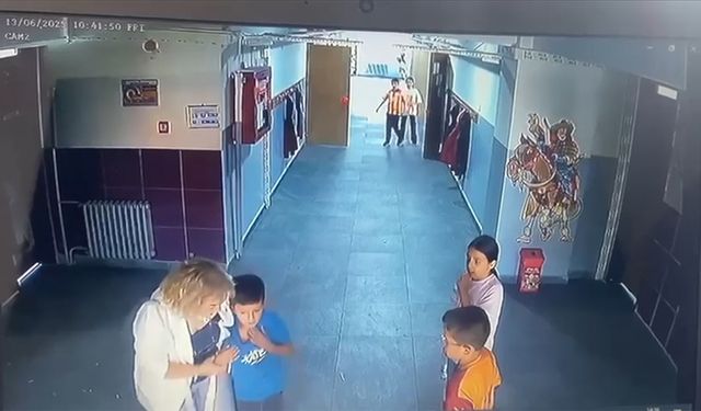 Nefes borusuna kraker kaçan öğrenciyi Heimlich manevrasıyla kurtardı