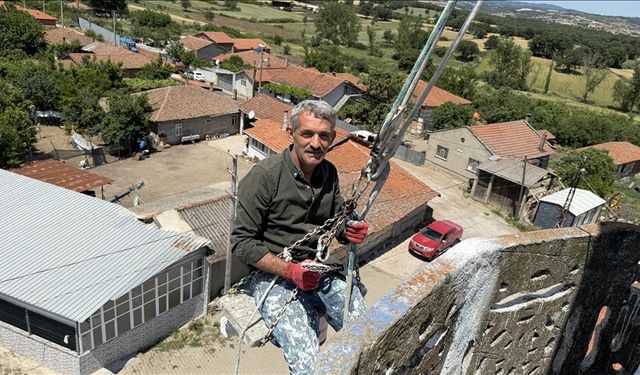 Çanakkaleli "örümcek adam" minareleri onararak ekmeğini kazanıyor