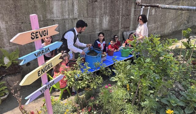Özel öğrenciler, doğa bilincini toprağa dokunarak öğreniyor