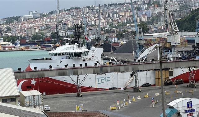 "Barbaros Hayreddin Paşa" sismik araştırma gemisi Trabzon Limanı'na demirledi