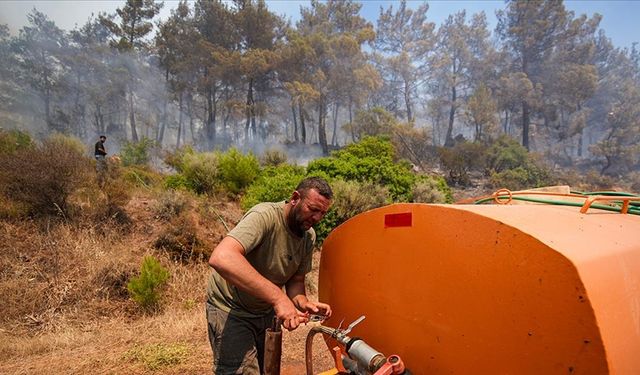 İzmir'deki yangınlarda köylüler, ekiplerle omuz omuza mücadele ediyor