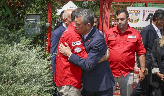 CHP Genel Başkanı Özel, AKUT'a taziye ziyaretinde bulundu