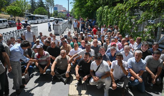 Eskişehir'de özel bir madende çalışan işçiler alacaklarının ödenmesi talebiyle başkentte eylem yaptı