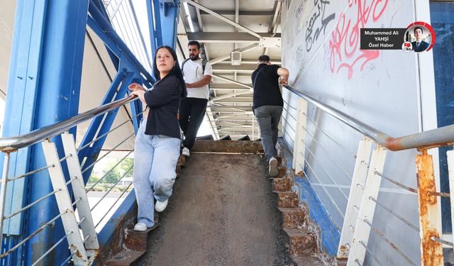 Üst geçitte tehlikeli yolculuk: Basamaklar yarım risk tam